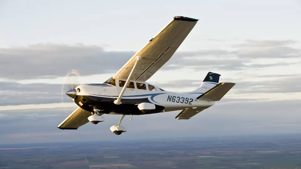 Урок по пилотиране с четири местен самолет Cessna 172