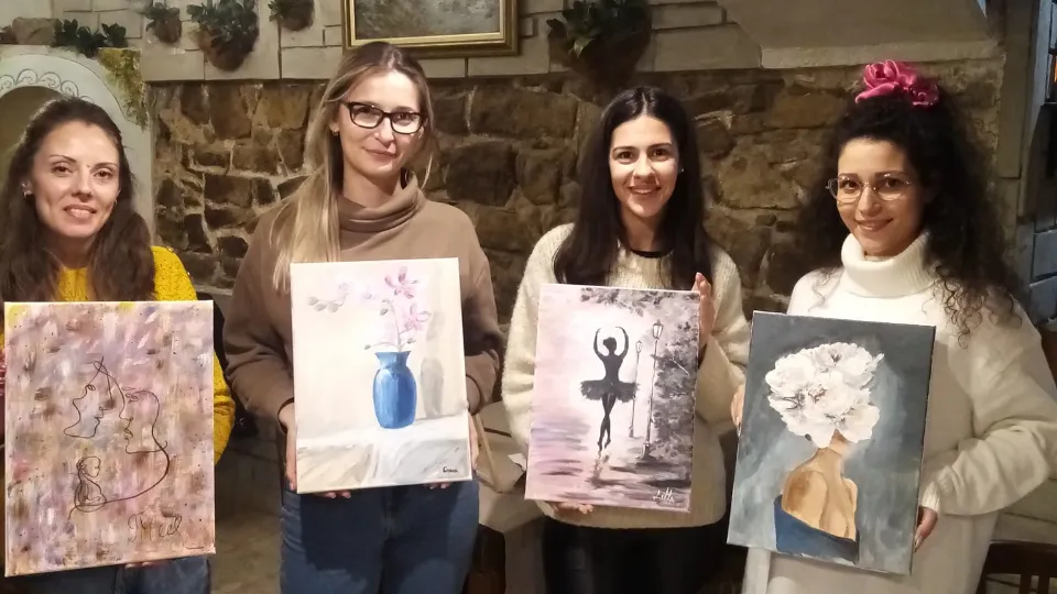 Арт терапия с рисуване, вино и хапки