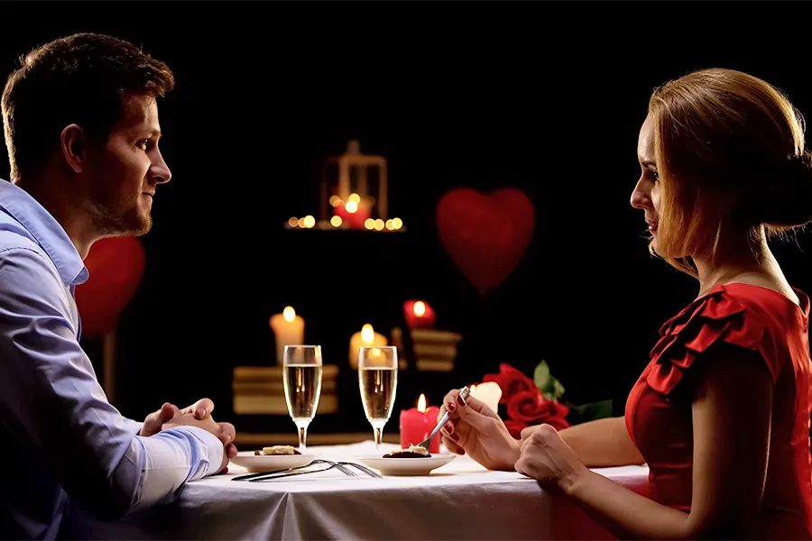 Романтична вечеря с чаша вино и свещи