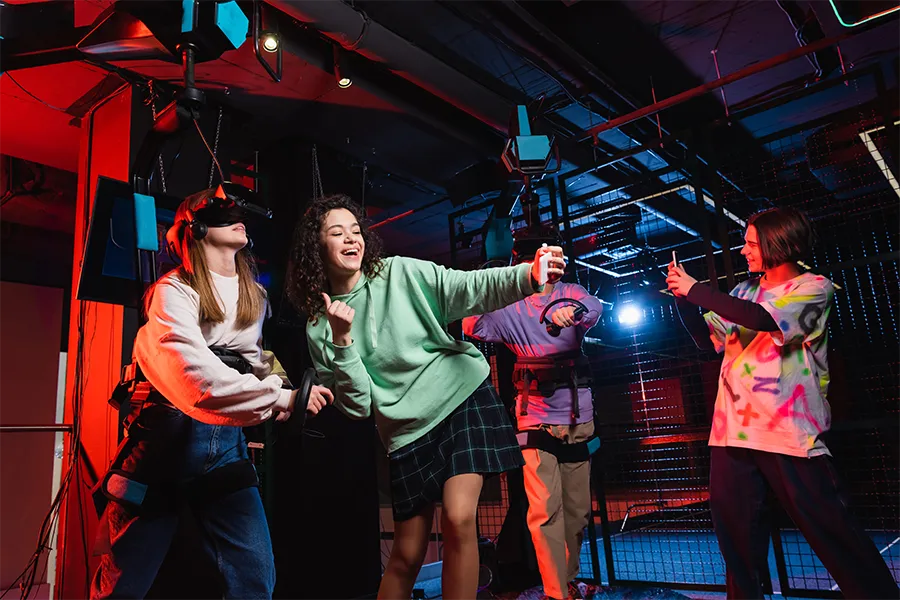 група абитуриенти участват във виртуална ескейп игра