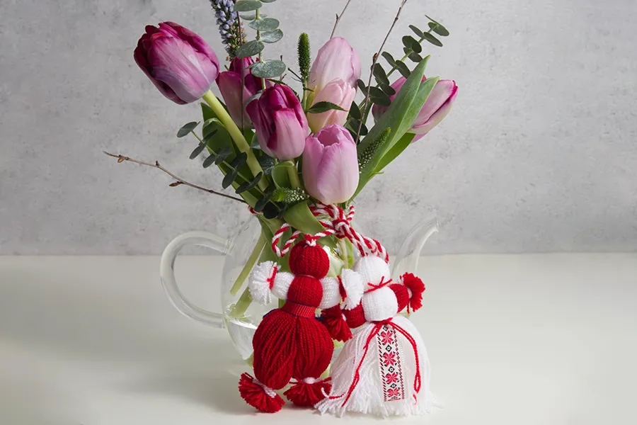 Мартеница Пижо и Пенда, завързана на лалета във ваза