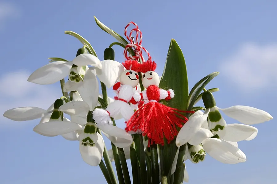 Мартеница, завързана на кокиче