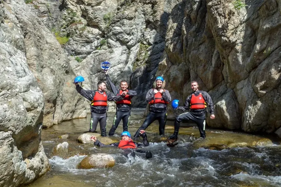 група участници в каньонинг на кресненското дефиле