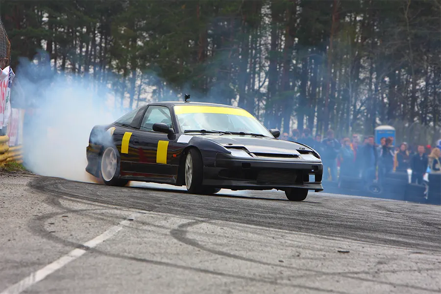 черна кола, която се намира на писта за състезания