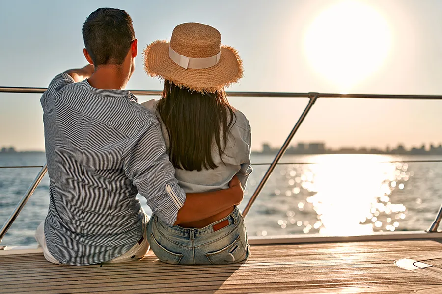 Мъж, който прави предложение за брак на жена при залез слънце