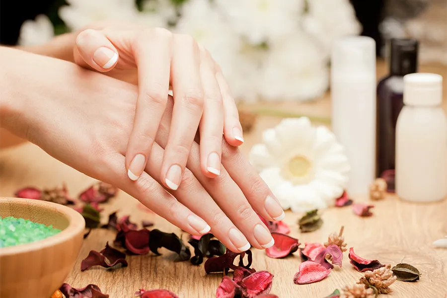 Kлиентка с оформен маникюр преди декорация