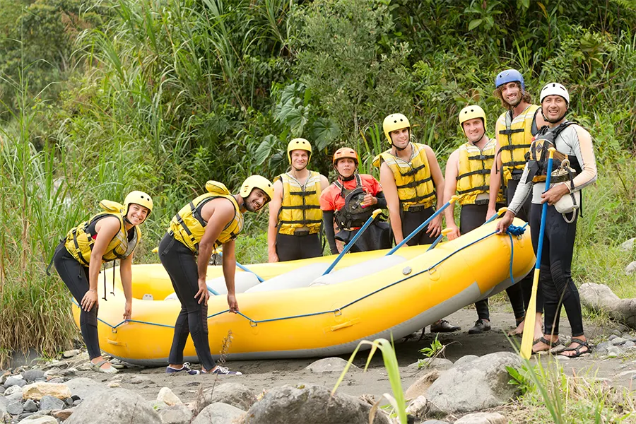 Група от 8 участници се подготвя за рафтинг спускане по река Струма
