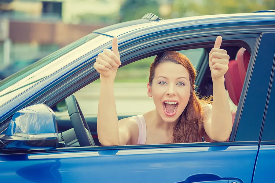 Жена с вдигнати палци в знак на одобрение