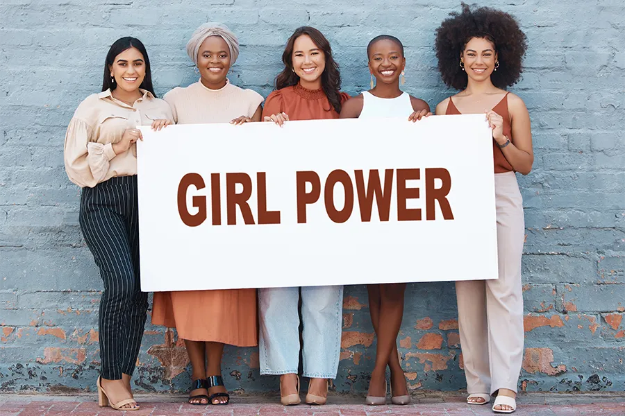 Жени, държащи надпис Girl Power